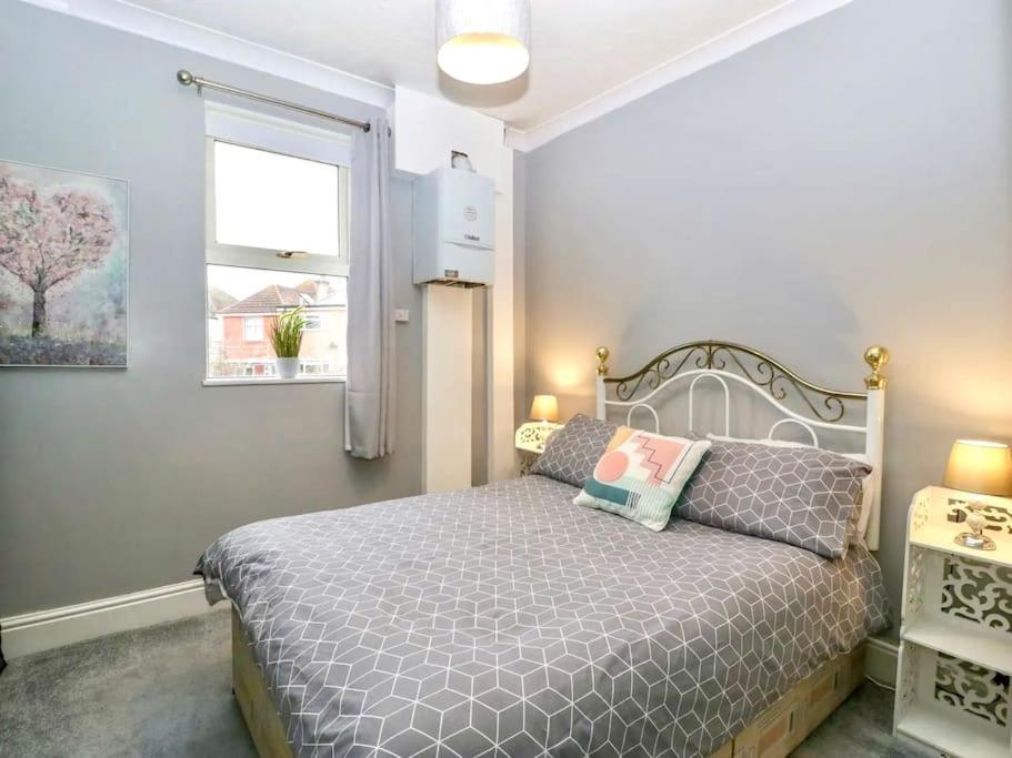 Homely 4 Bedroom Large House Inc Free Parking - Great Location - Fast Wifi - Smart Tv - Sleeps Up To 7! Close To & Poole Town Centre & Sandbanks * Bournemouth